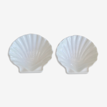 Pair of shell-shaped cups