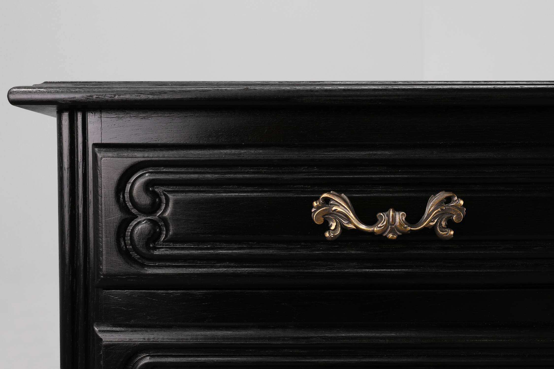 Commode de style Louis XV en chêne laqué noir, France, années 1950