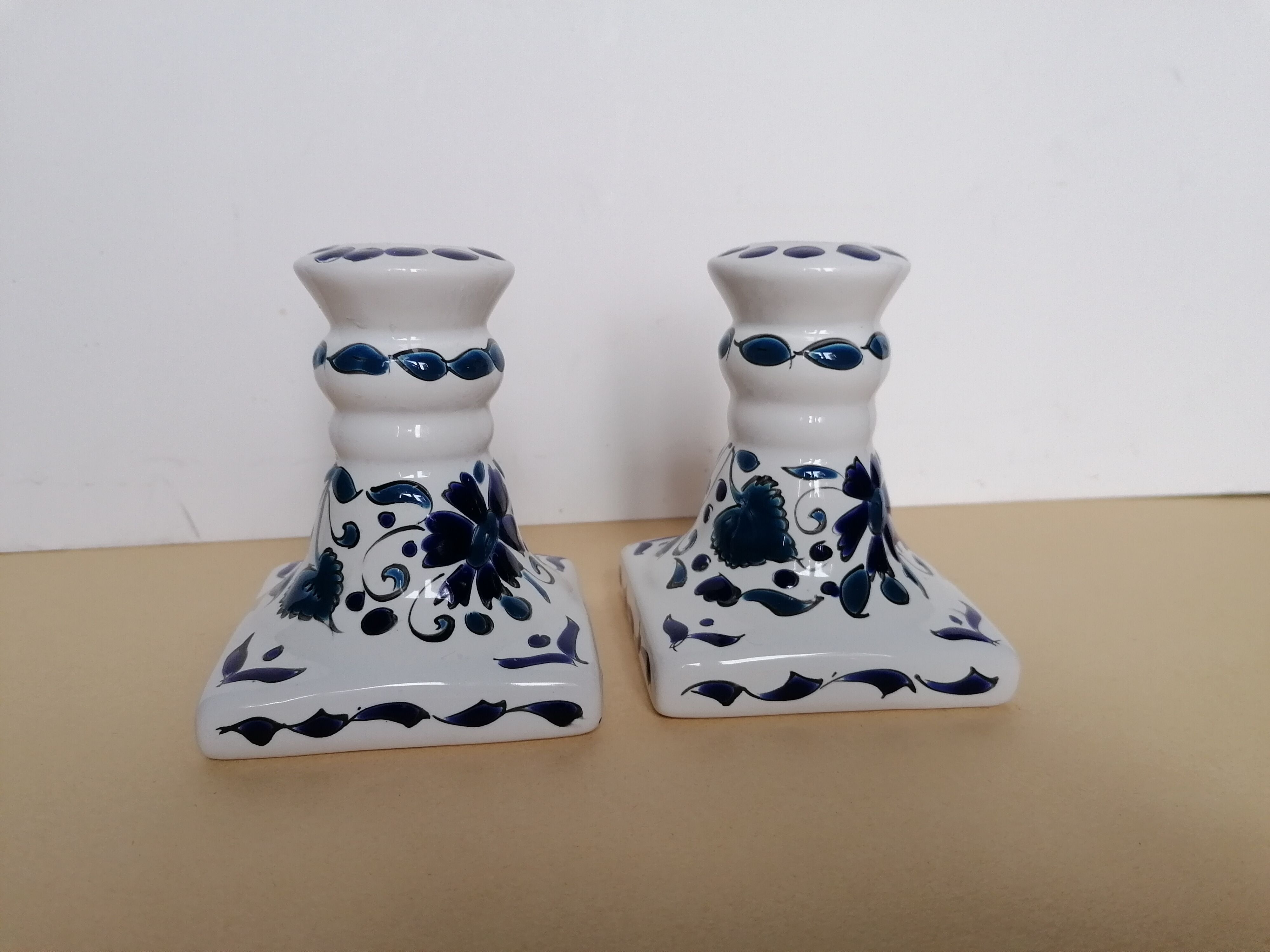 Paire de bougeoirs décor en émaux blanc et bleu