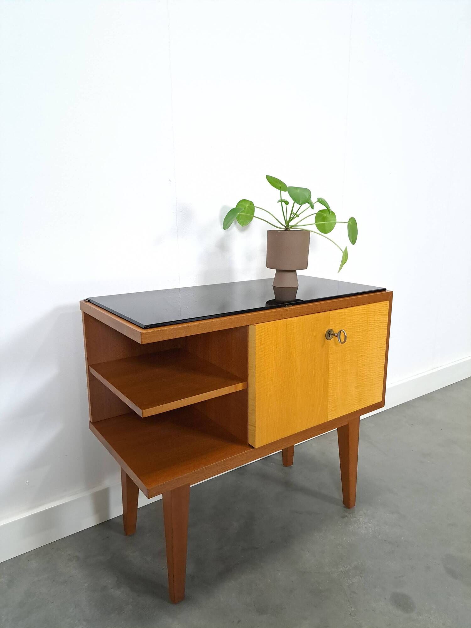 Mid-Century kastje J.D. Freese met klep en zwart opaline glas