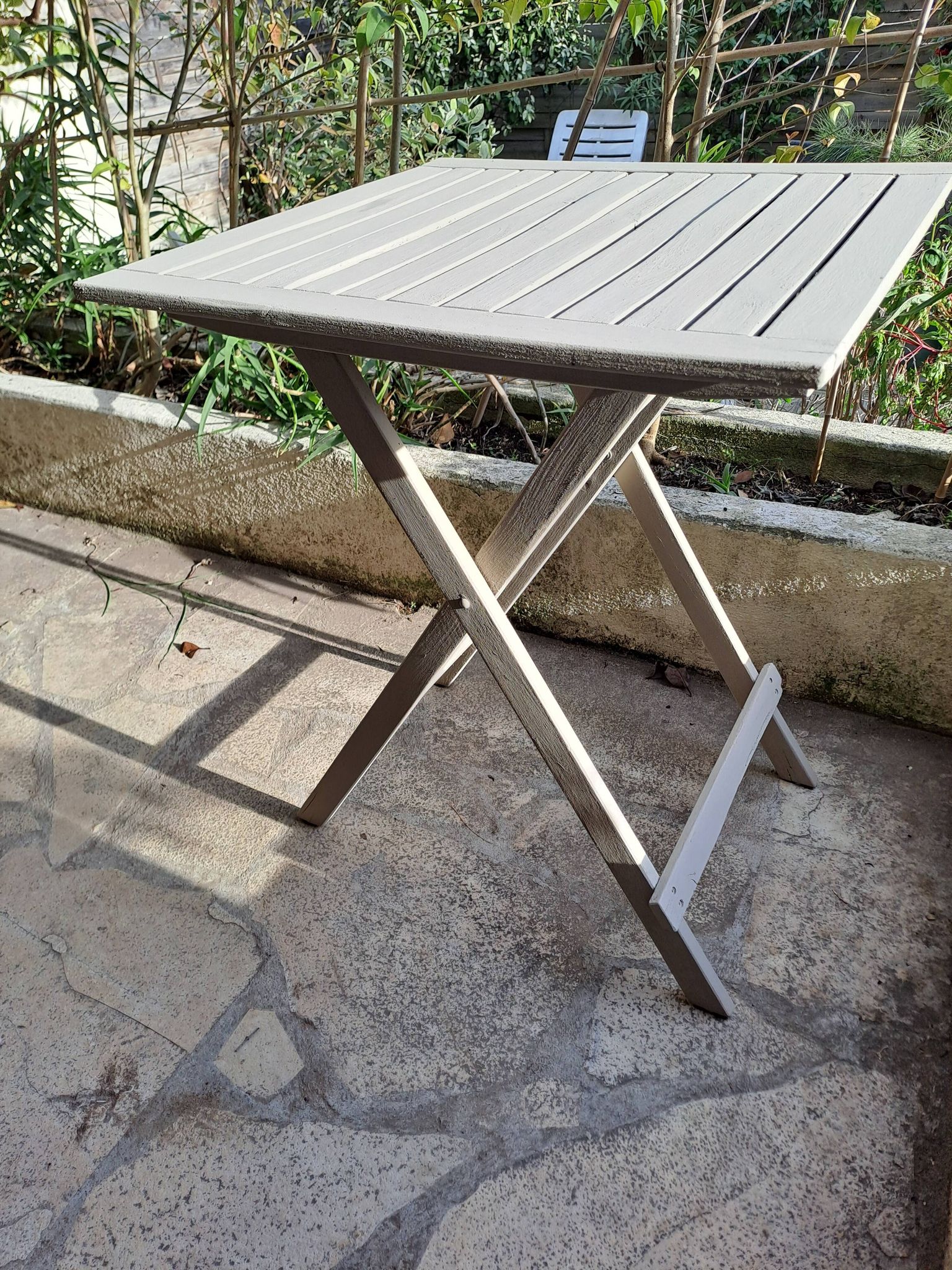 Table jardin pliante en bois peinte en beige grisé carrée