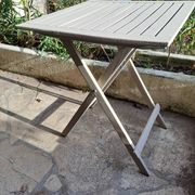 Table jardin pliante en bois peinte en beige grisé carrée