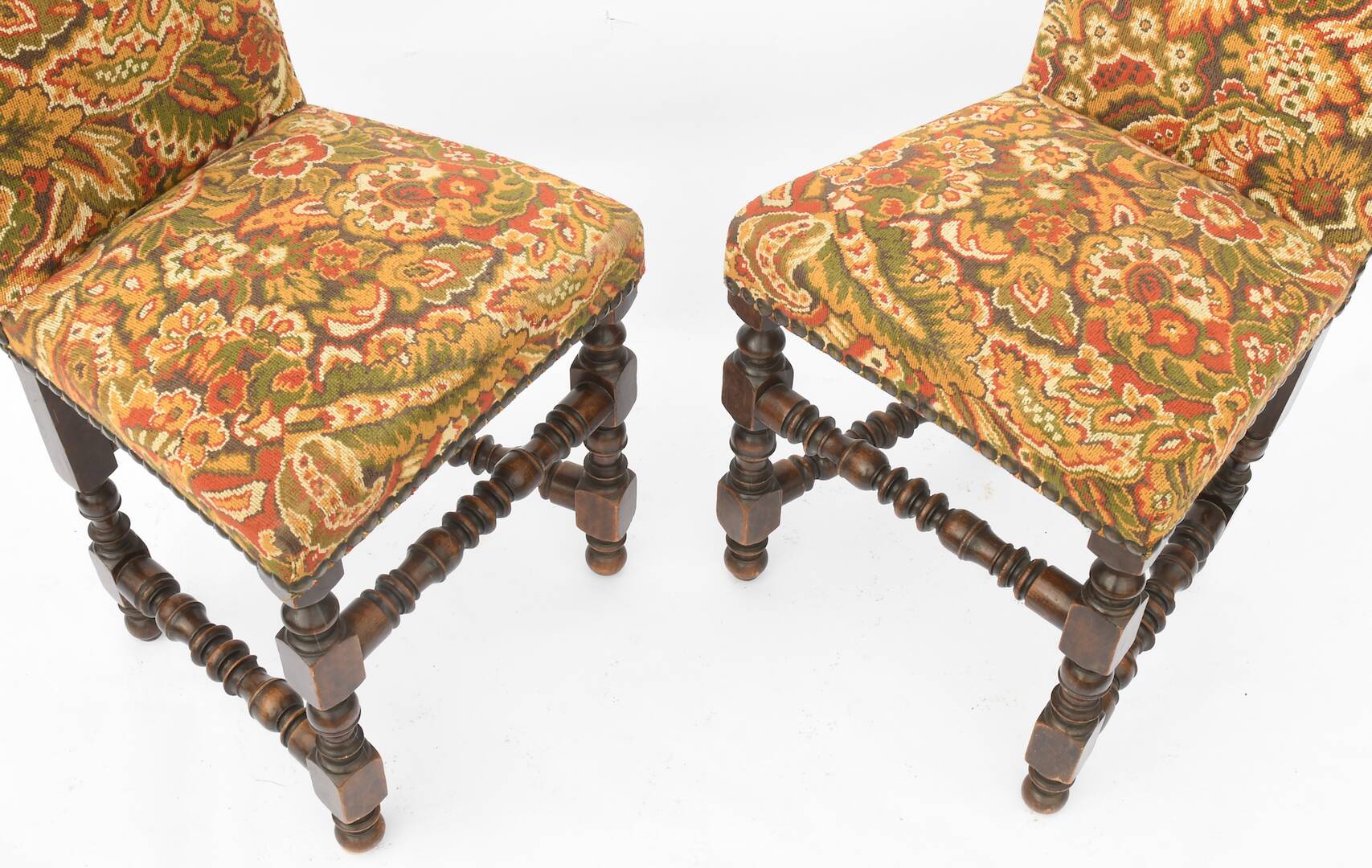 8 chaises de style Louis XIII