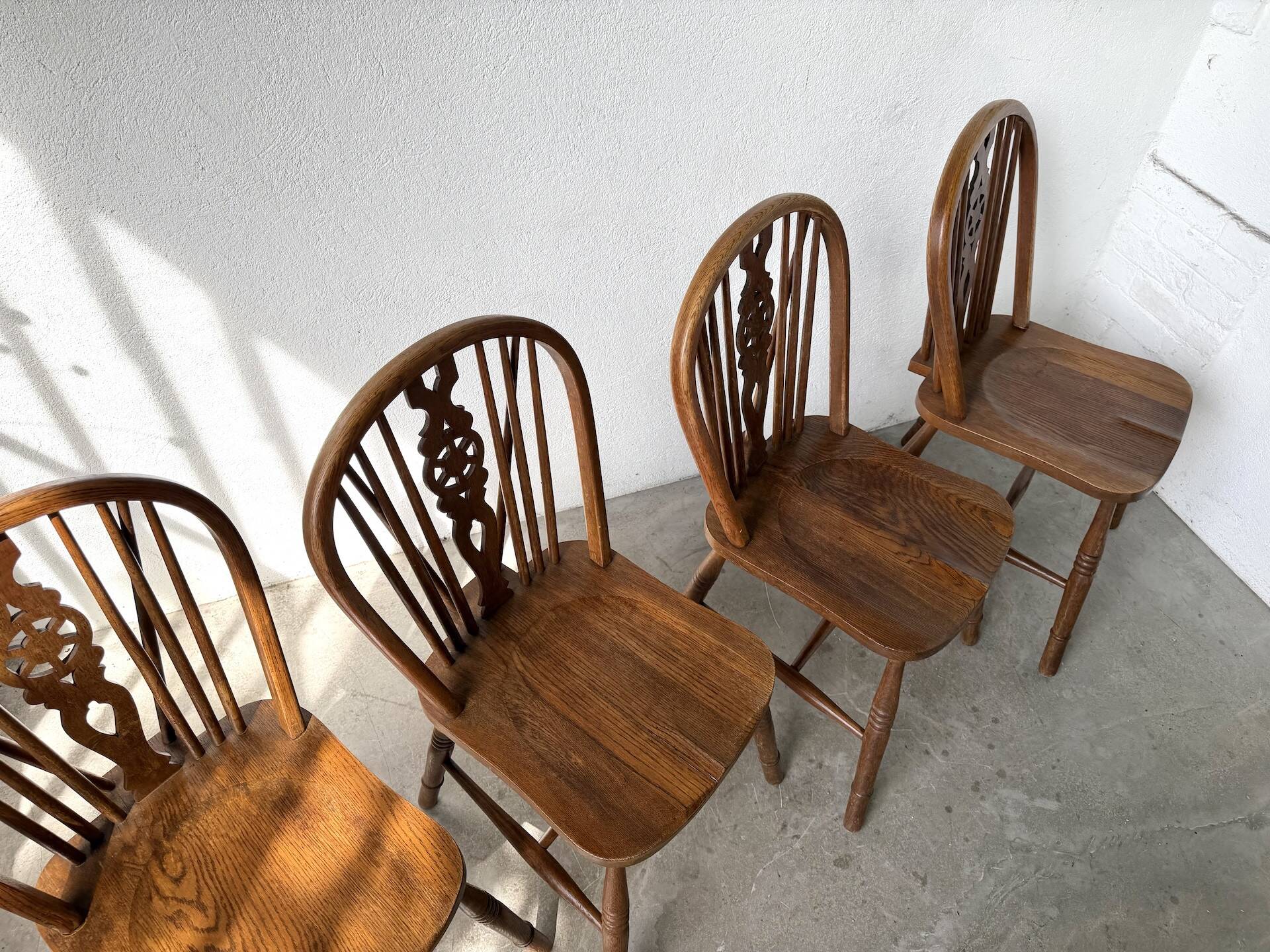 Suite de Quatre Chaises "Windsor"