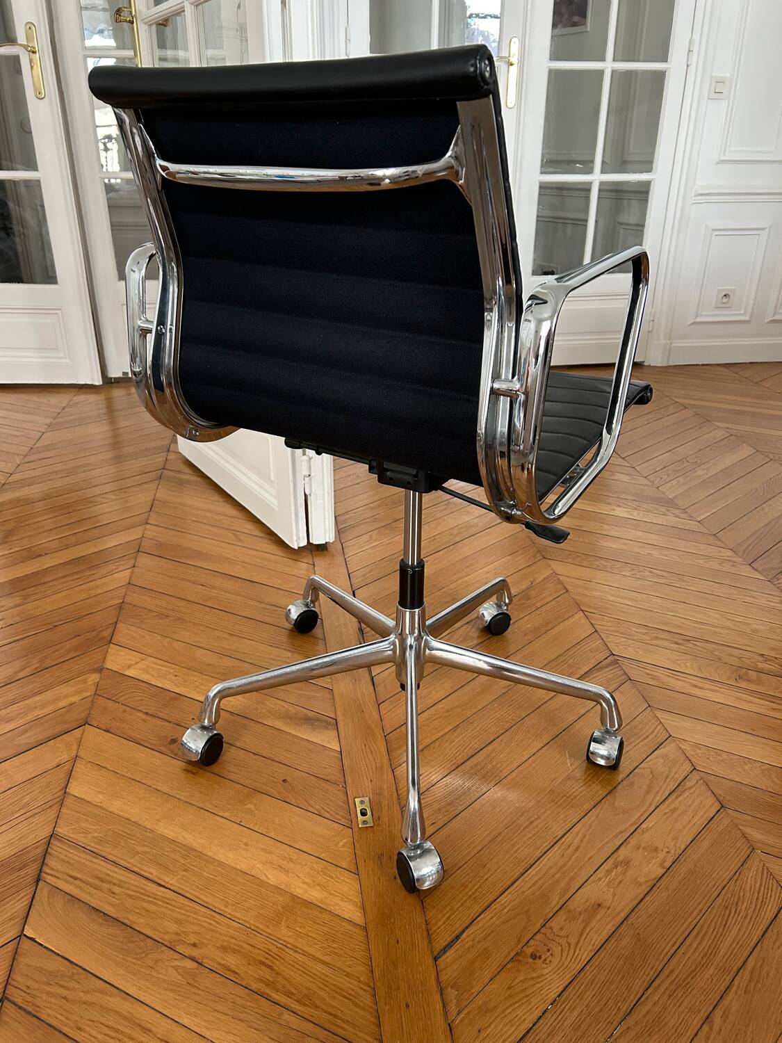 Chaise de bureau Eames Vitra EA118 en cuir