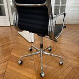 Chaise de bureau Eames Vitra EA118 en cuir