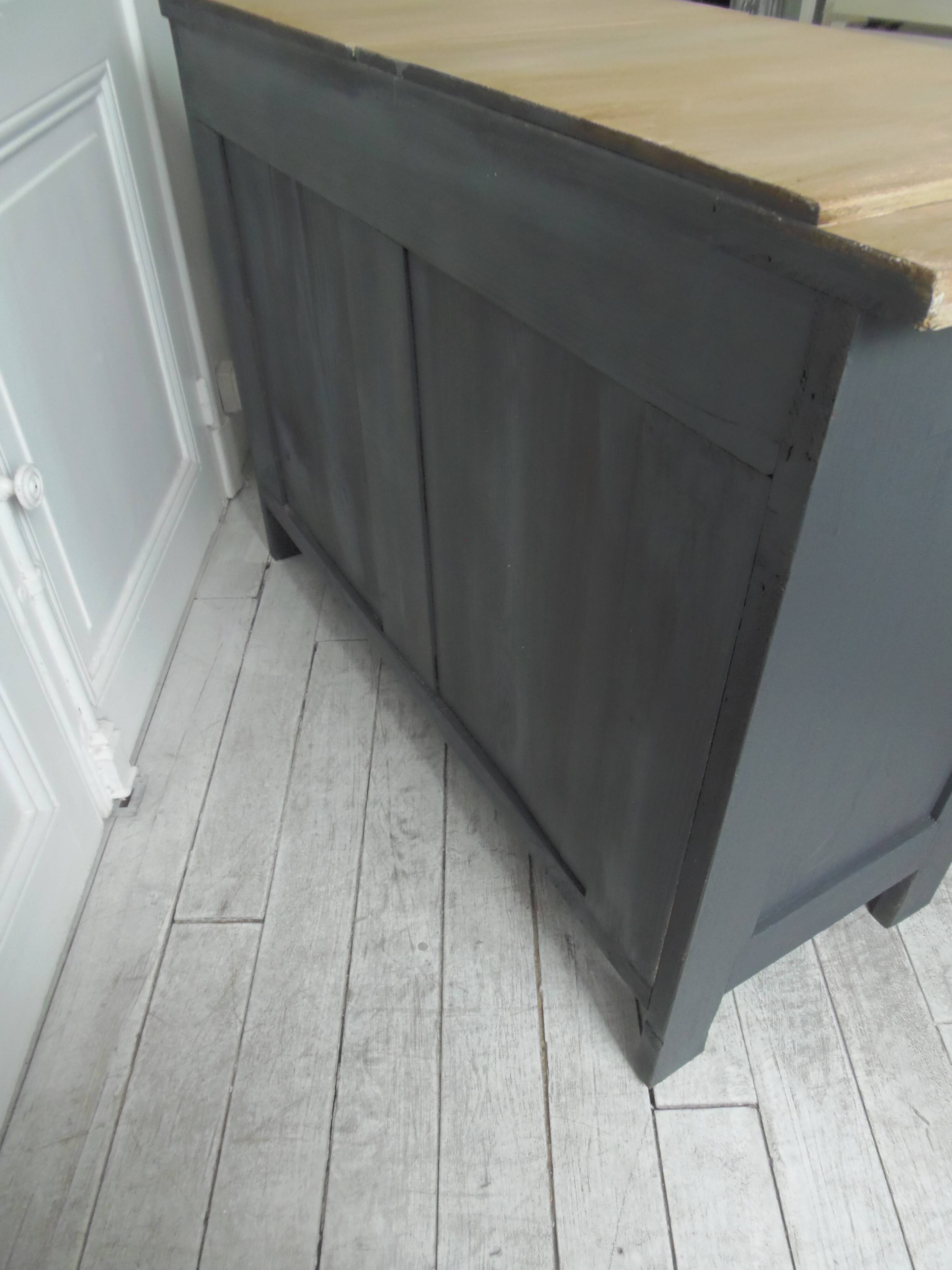 Small low Parisian sideboard re-enchanted in slate gray, medium oak waxed top.