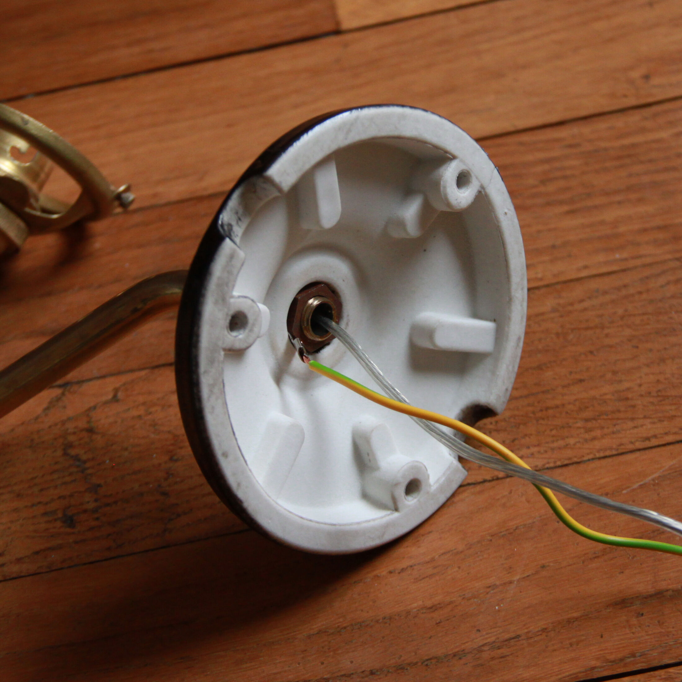 Applique murale en verre prismatique type holophane et col de cygne en laiton