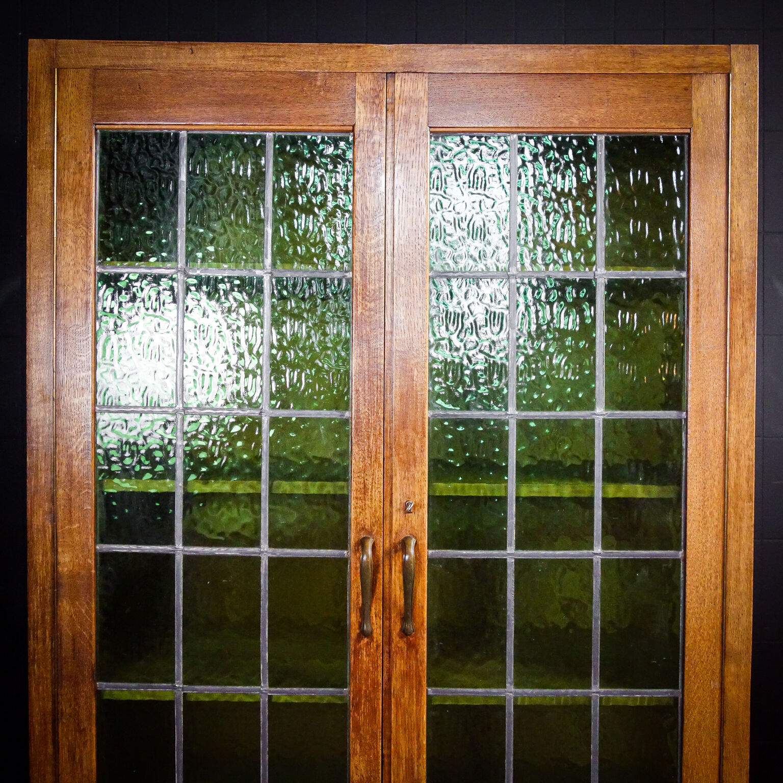 Bibliothèque antique avec portes en verre souillé Brun / Vert - années 1920