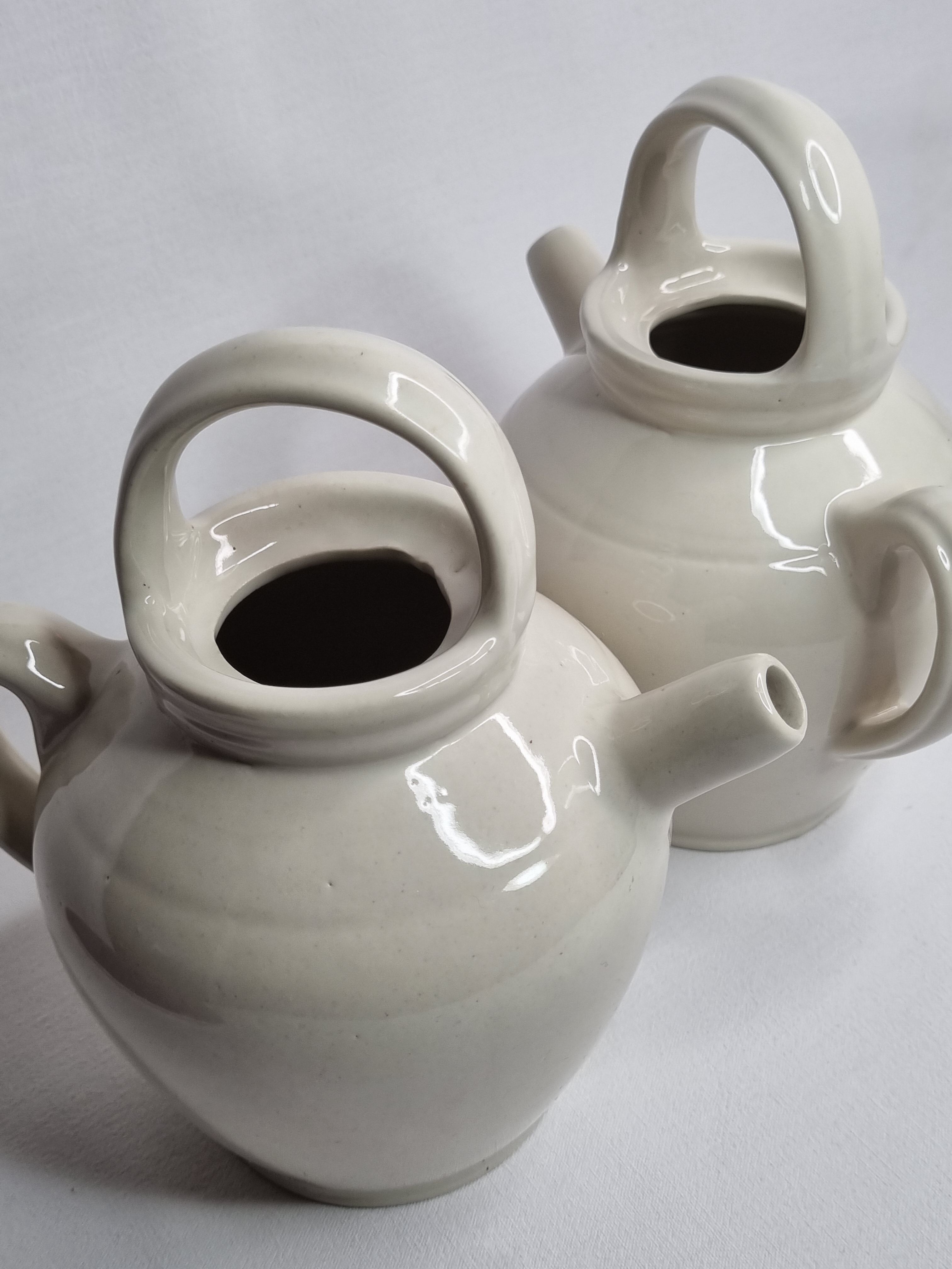 Paire de pichets en grès émaillé blancs, Digoin, 21 cm