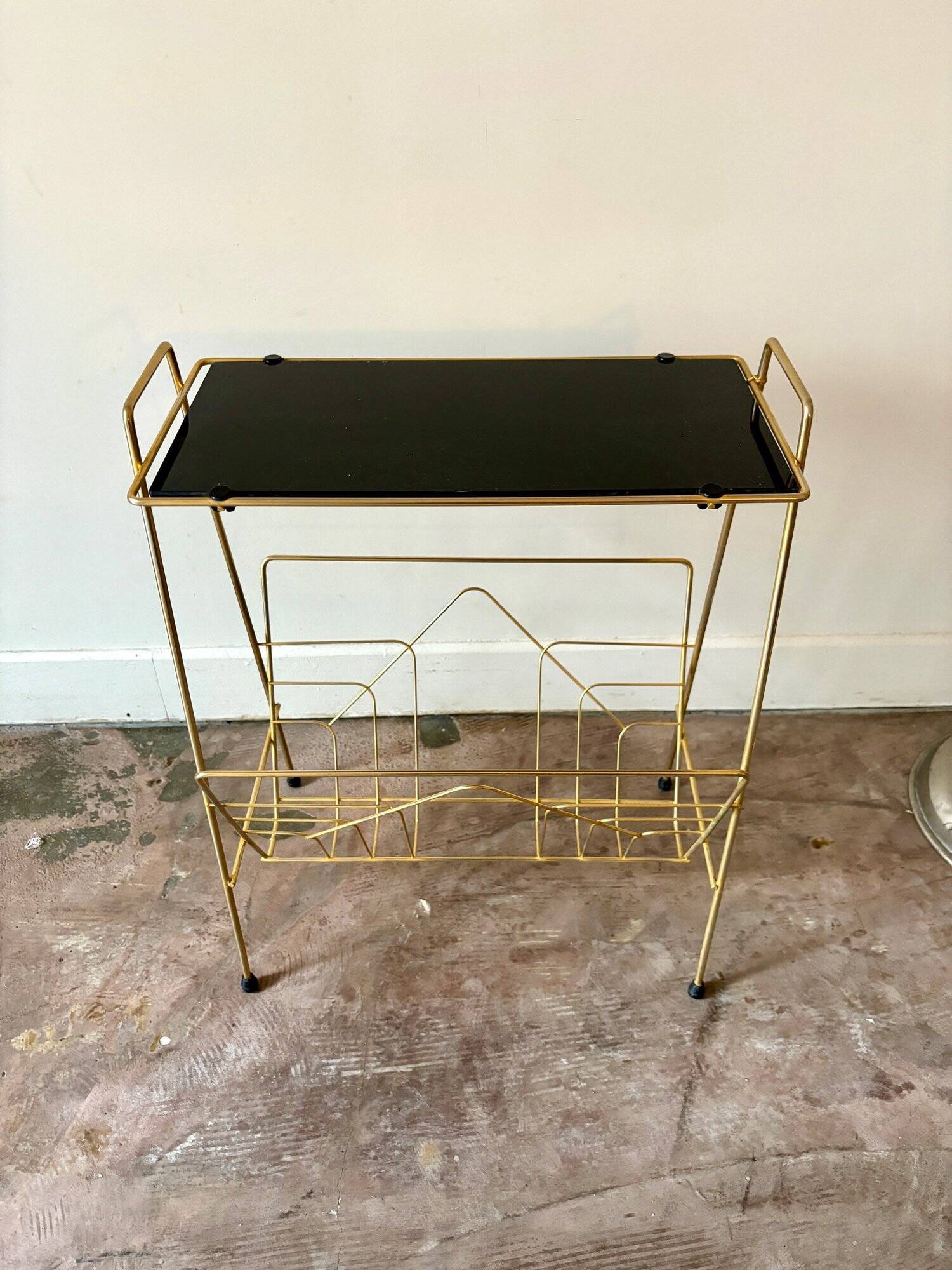 End table, Erdecor magazine holder in gold metal and black glass