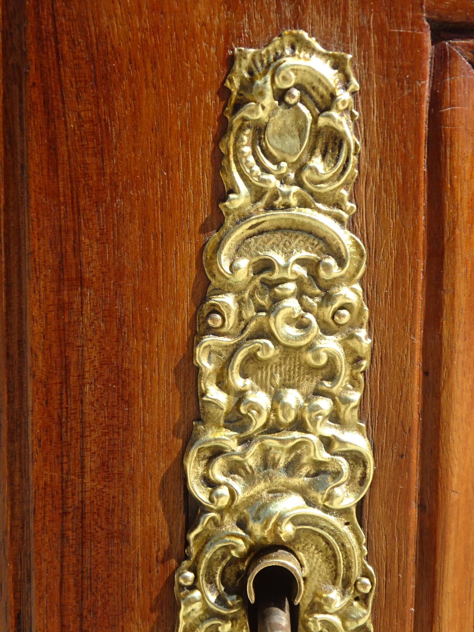 Ancienne armoire Louis Philippe en noyer