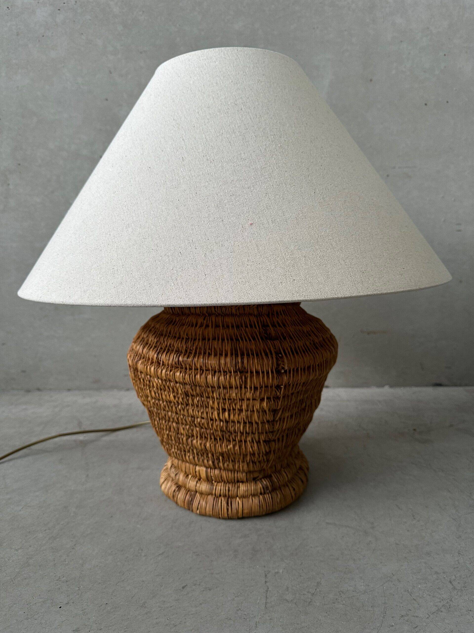 Lampe de table vintage – ancien pichet en rotin