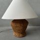 Lampe de table vintage – ancien pichet en rotin