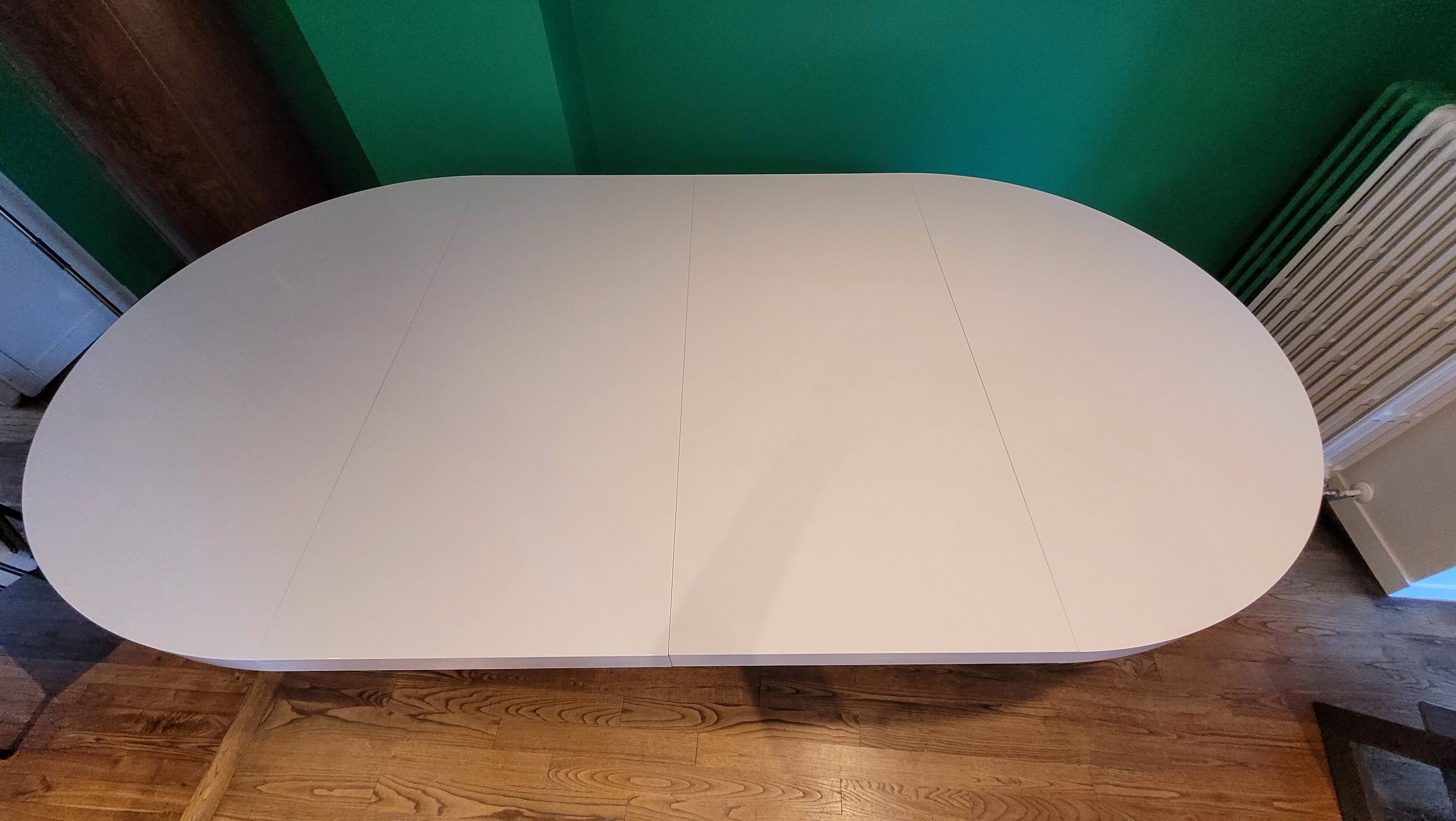 Ligne Roset table in glossy white lacquer, chrome legs, 2 extensions.