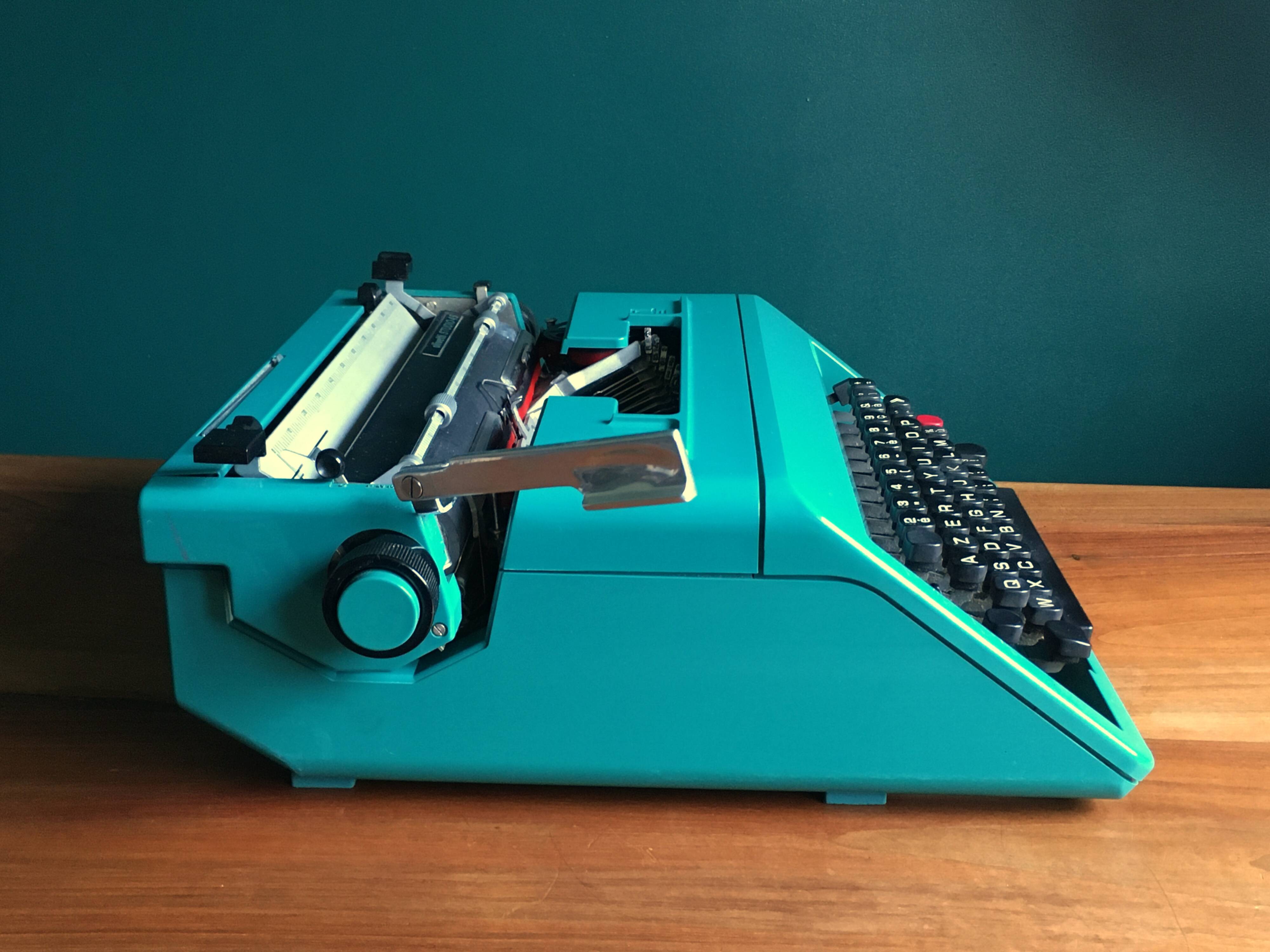 Machine à écrire vintage vert émeraude Olivetti Studio