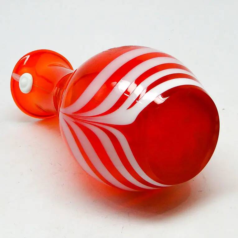 Vase avec œillet, moderne du milieu du siècle, en verre rouge, conçu par L. Fiedorowicz, Pologne, années 1970.