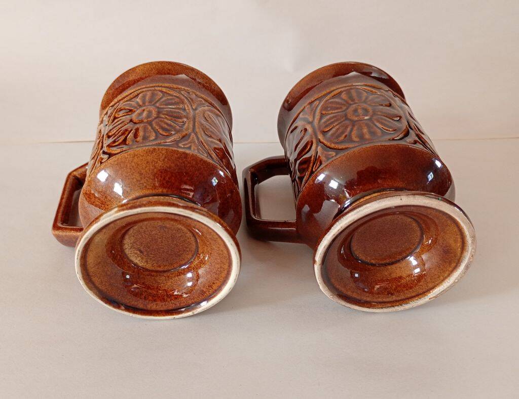 Pair of Vintage 1970s Footed Ceramic Mugs – Retro British Pottery Style