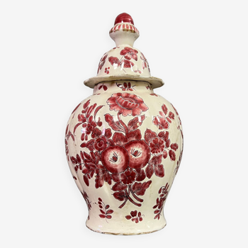 Pot couvert en céramique à décors rouge sur fond blanc