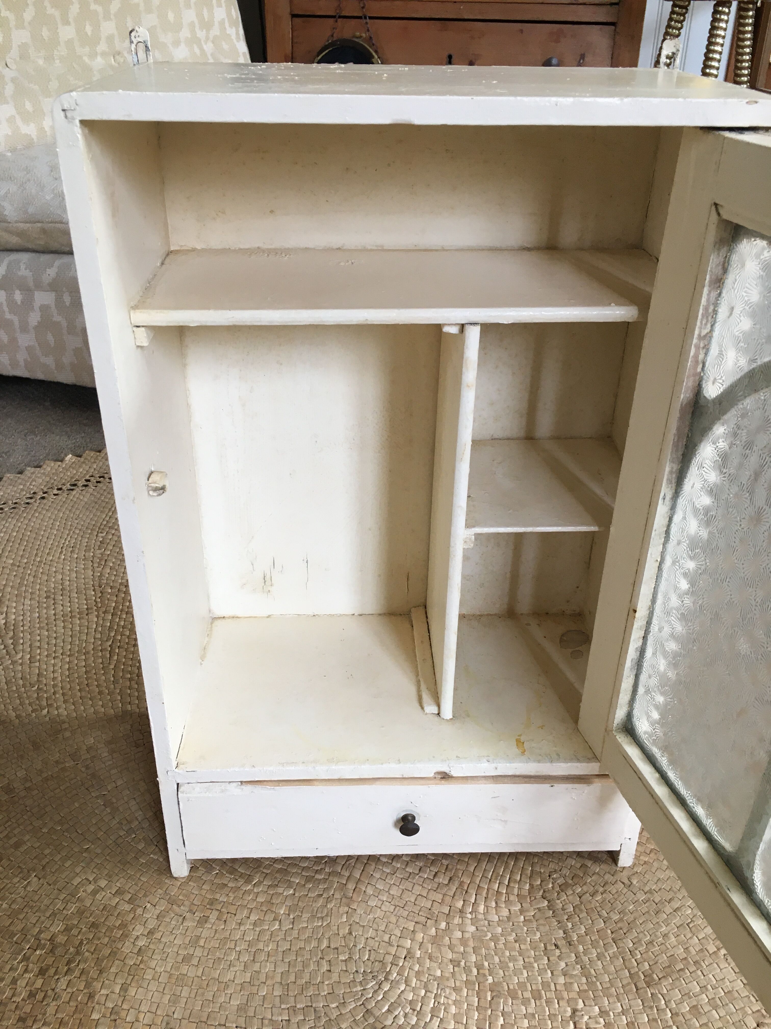 Pharmacy cabinet