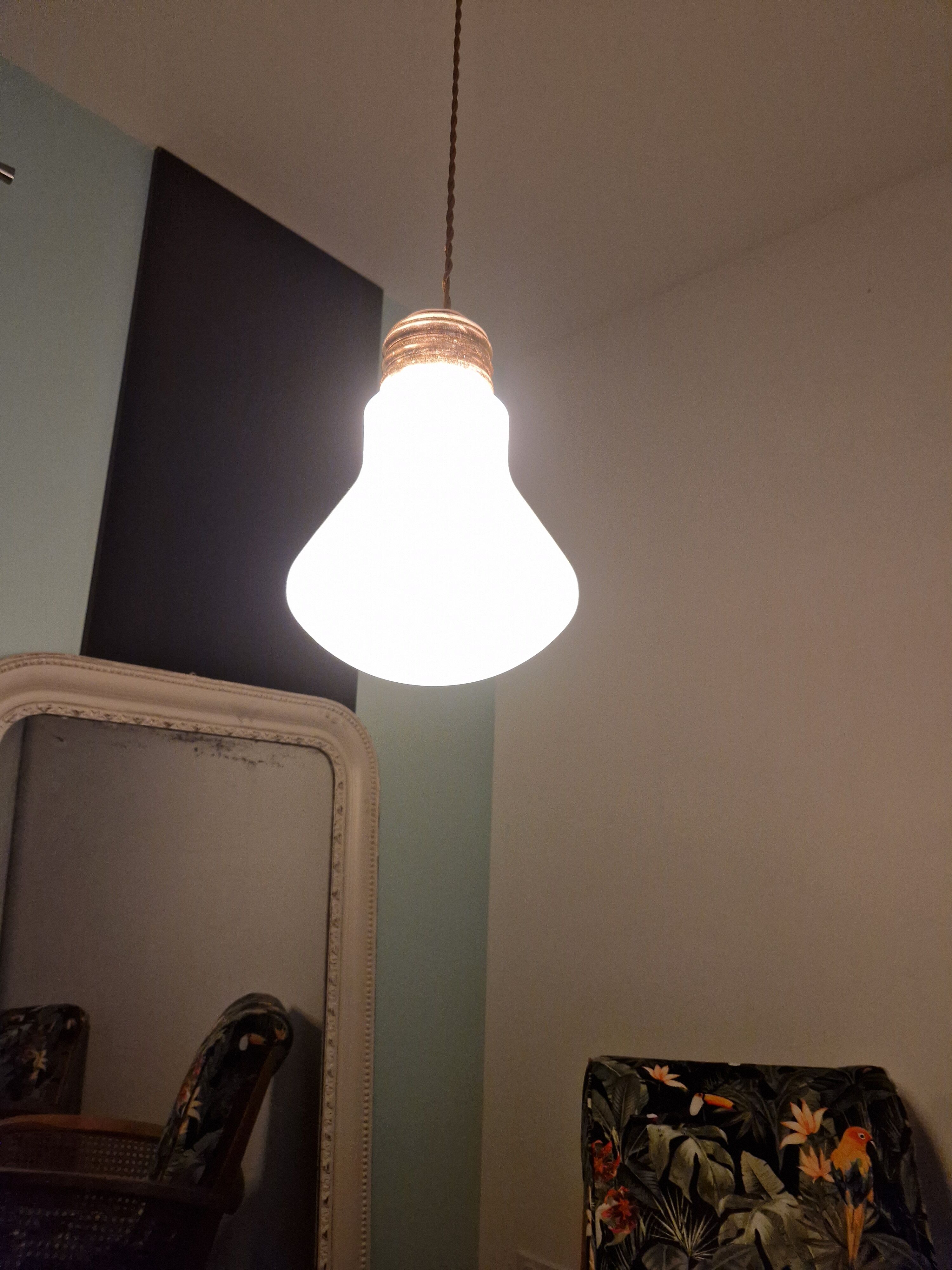 Suspension ampoule en opaline vintage