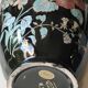 Vase balustre asiatique, à ondulations. en céramique. motifs floraux, oiseau exotique. décor exclusiv. haut 26 cm