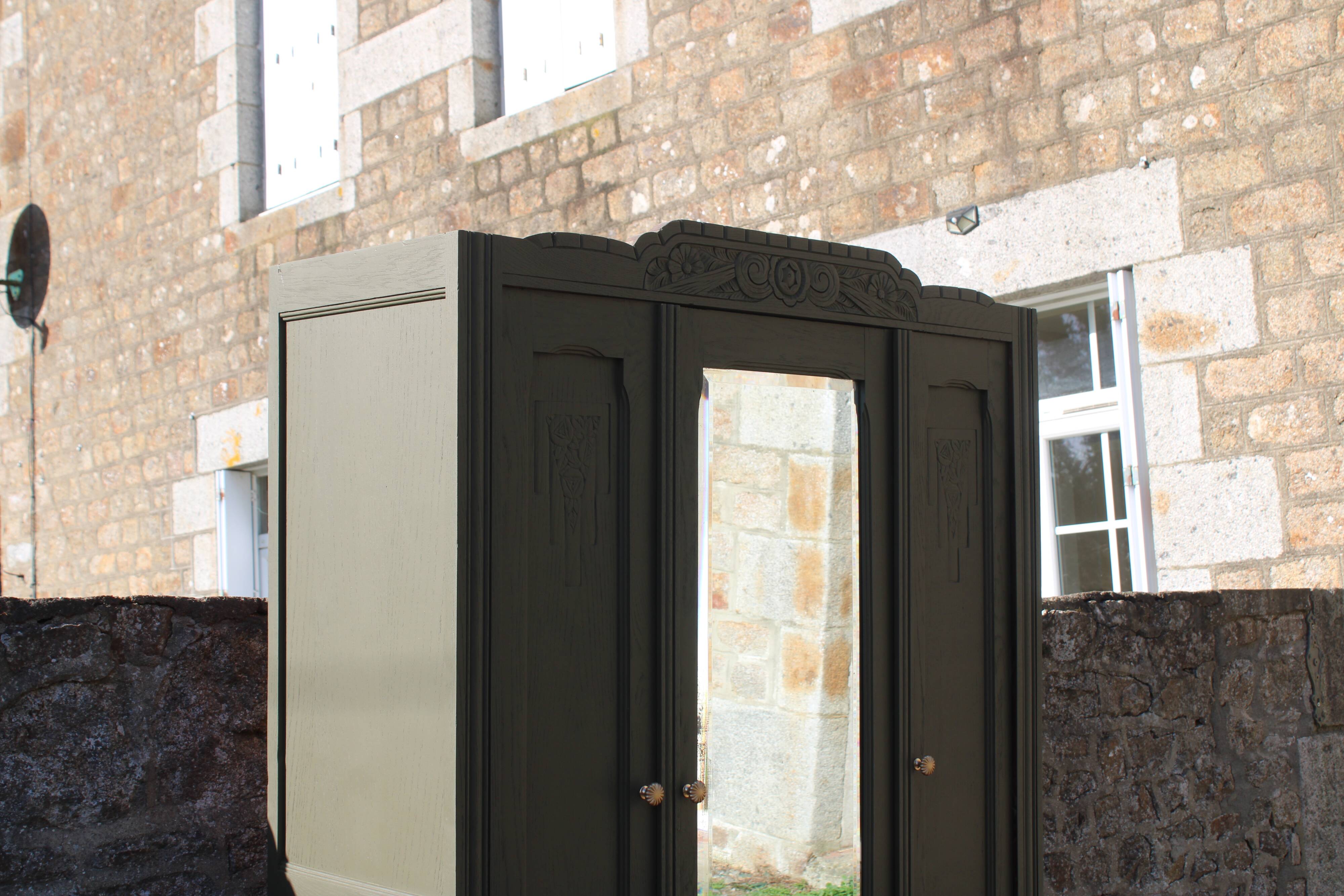 Art Deco wardrobe with three doors – Kaki Barda (Liberon)