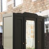 Art Deco wardrobe with three doors – Kaki Barda (Liberon)