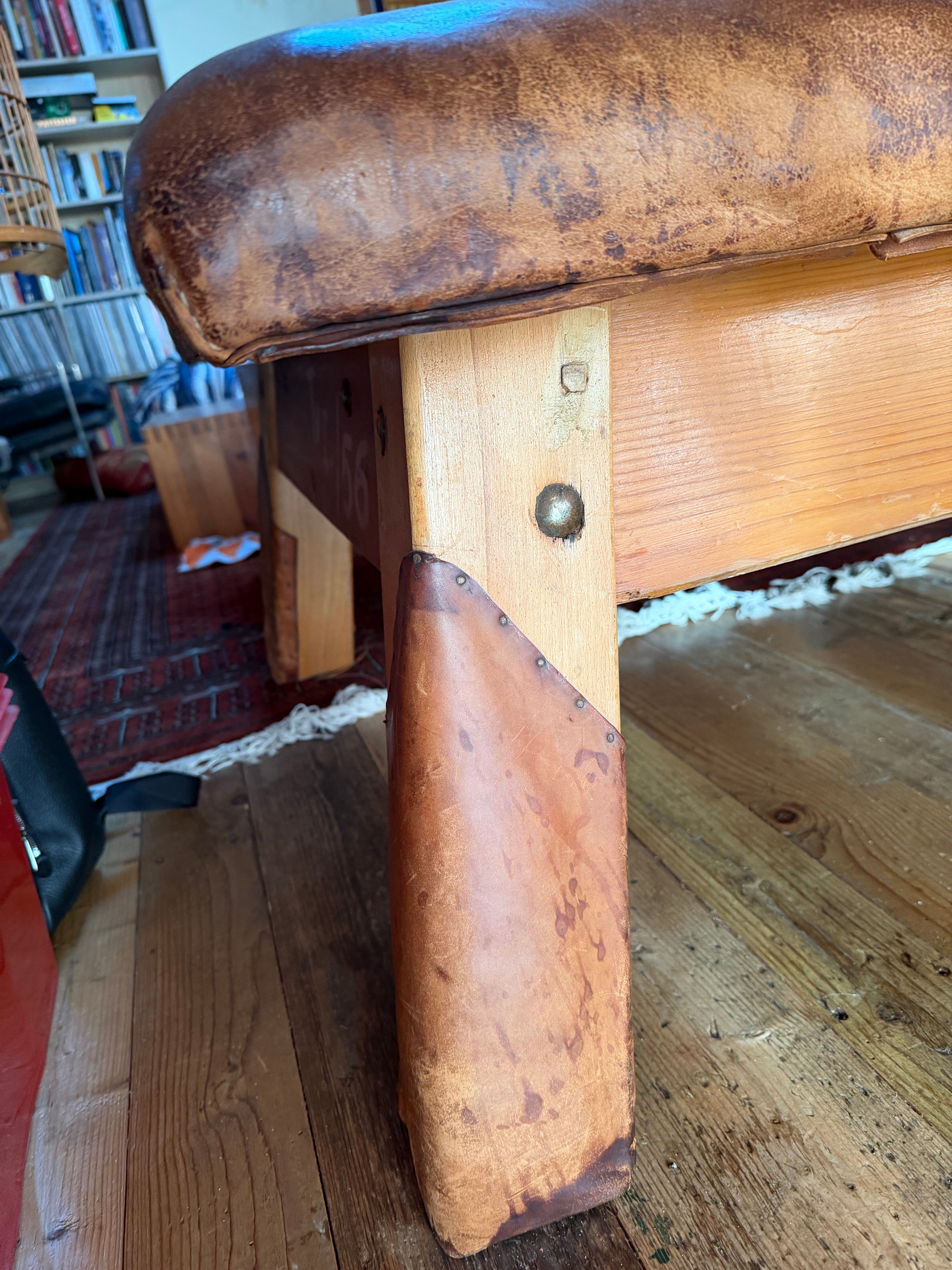 Antique gym bench in Havana leather and solid wood – 170 cm