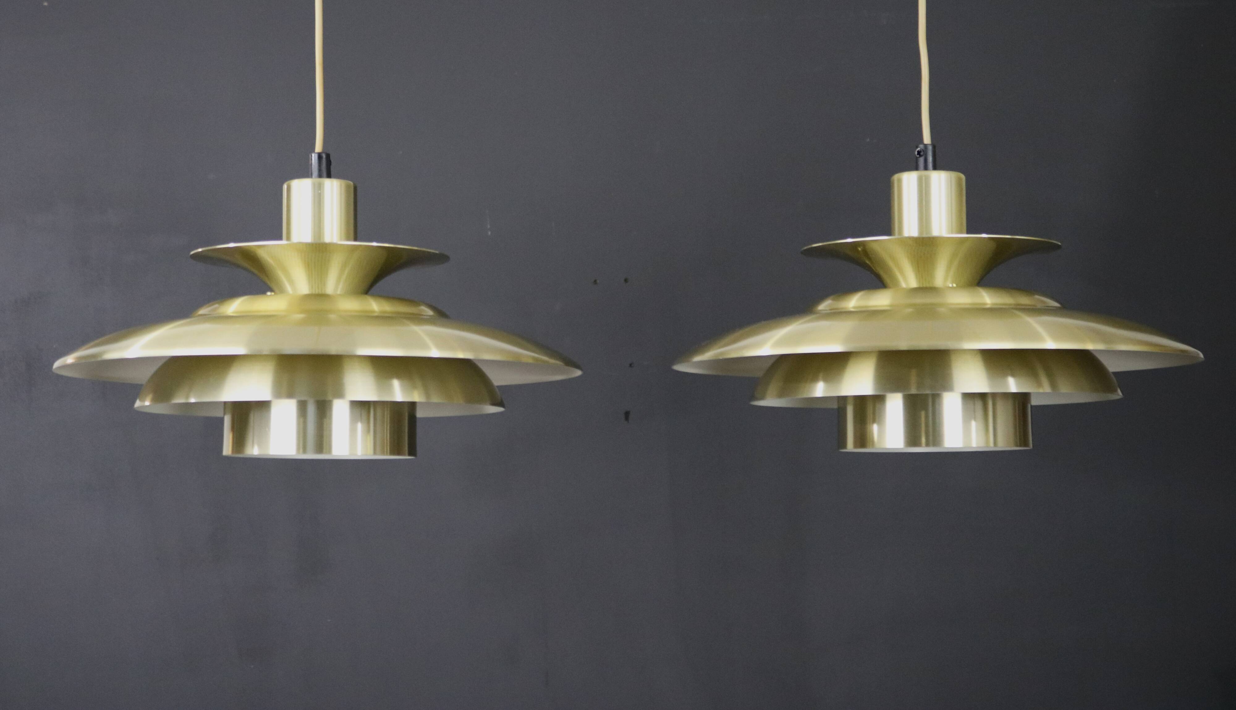 Rare paire de lampes design danoises dorées - Jeka Metaltryk modèle 1017 - très bon état.