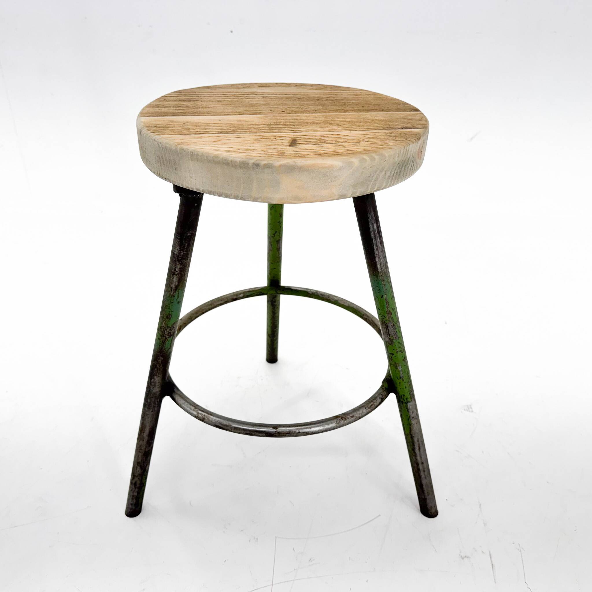 Tabouret trépied industriel vintage en acier et bois, 1950