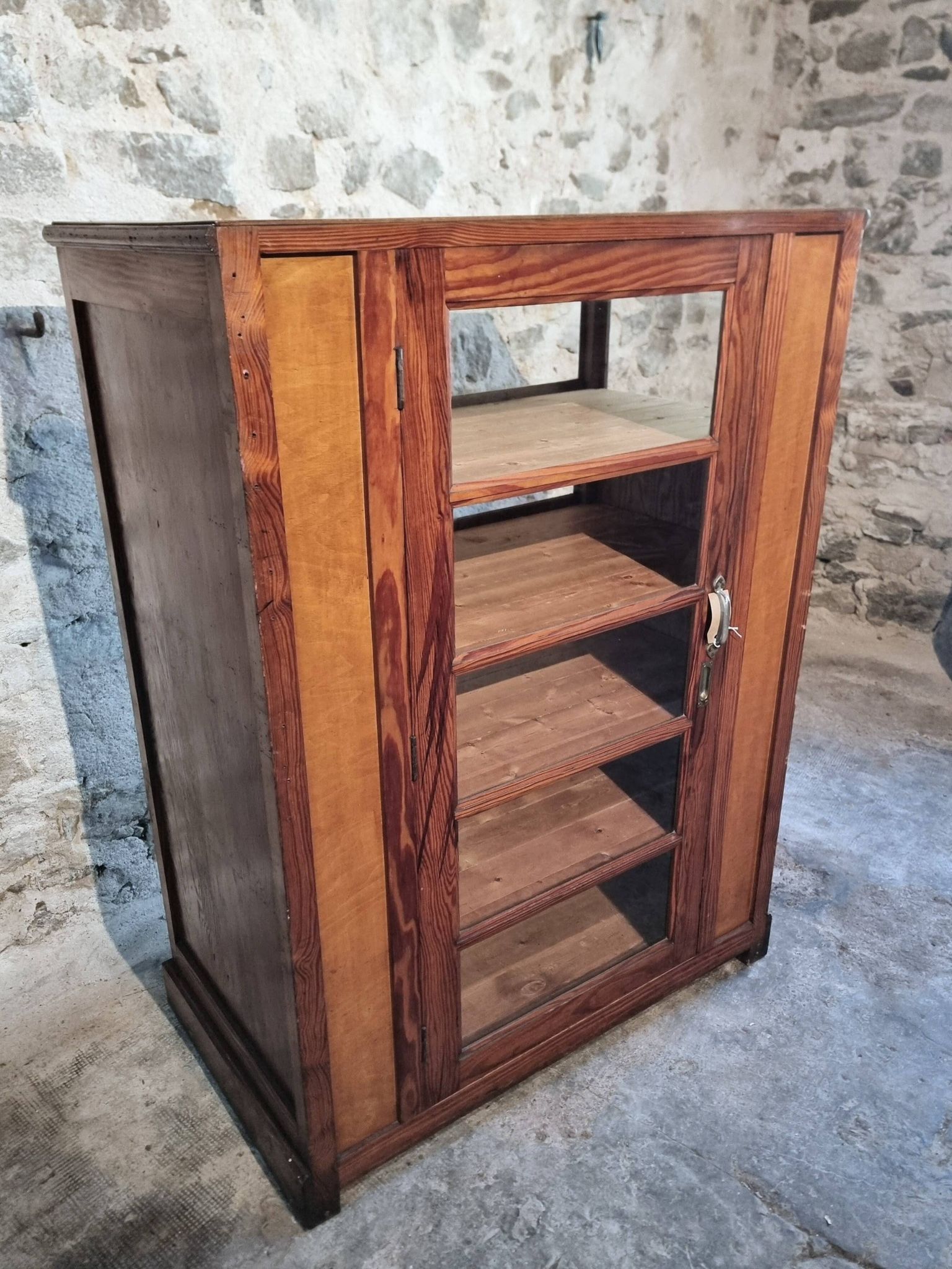 Antique shop display cabinet – Pine wood – 1920s/30s – On wheels