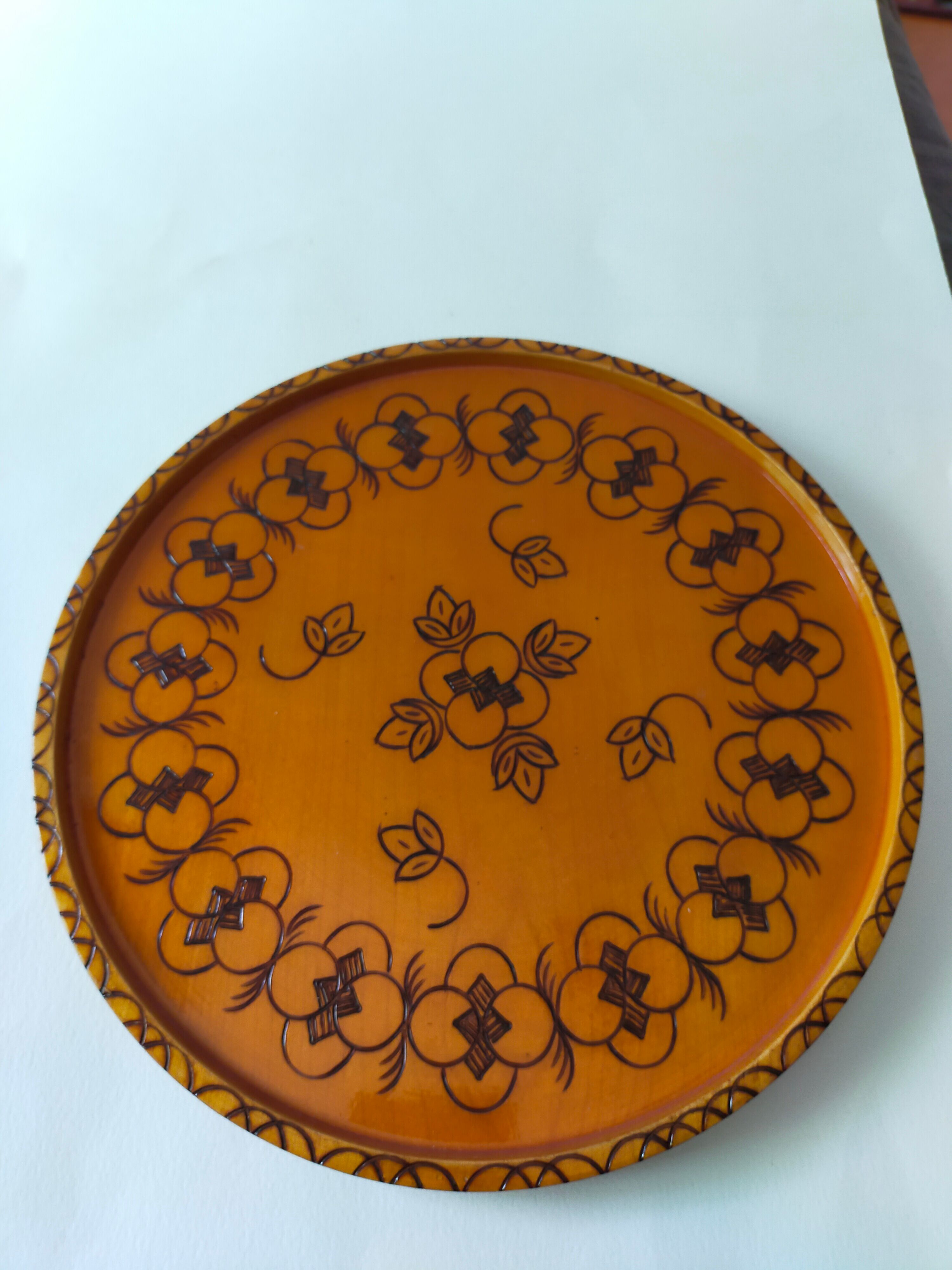 Round top in carved wood and vintage varnish