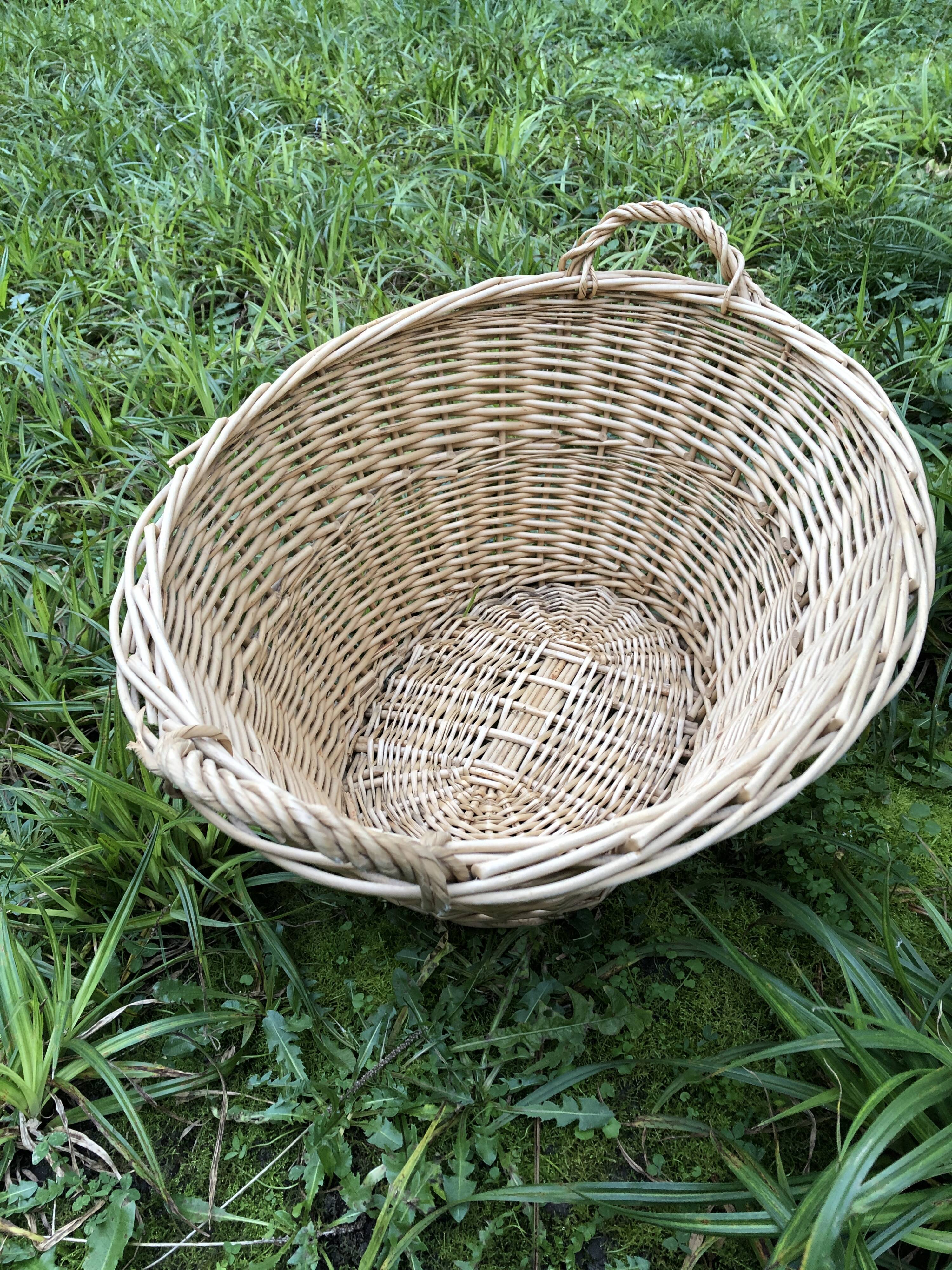 wicker laundry clothing pan