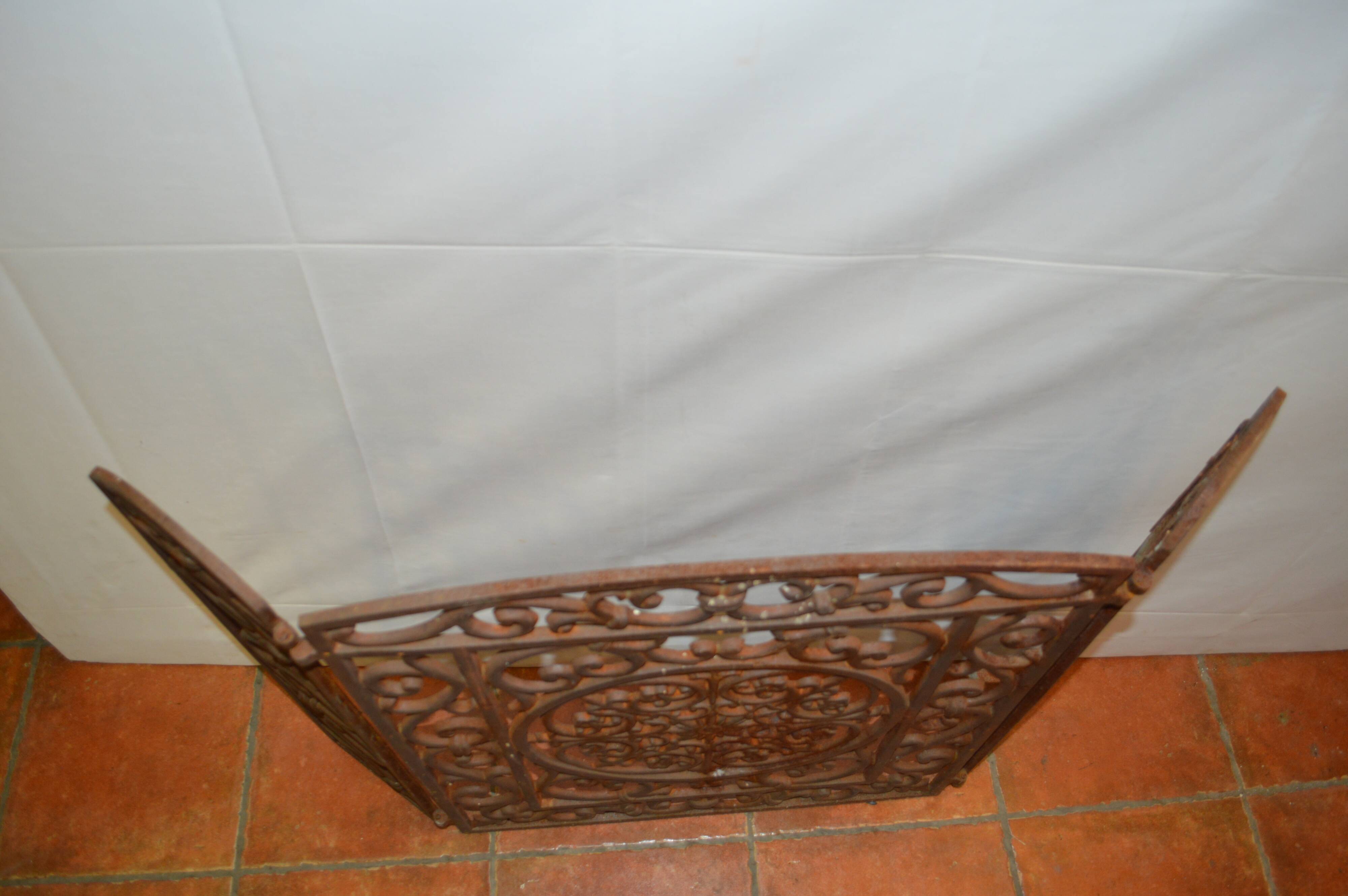 Cast iron fireplace firewall