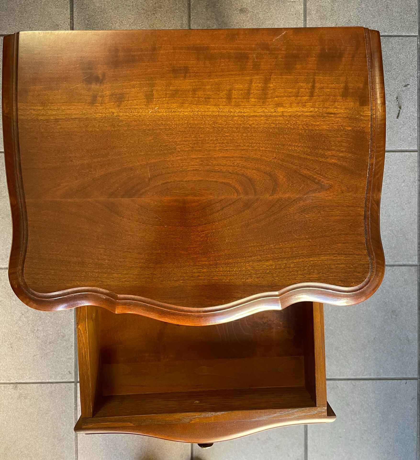 Table de chevet, style Louis XV–un tiroir