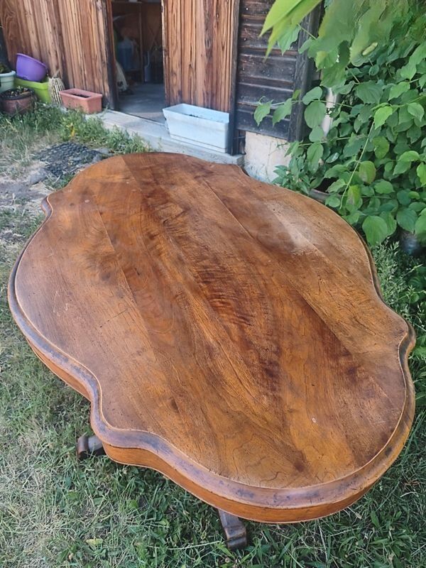 Antique guéridon in Napoléon III style – Solid walnut – Scalloped top