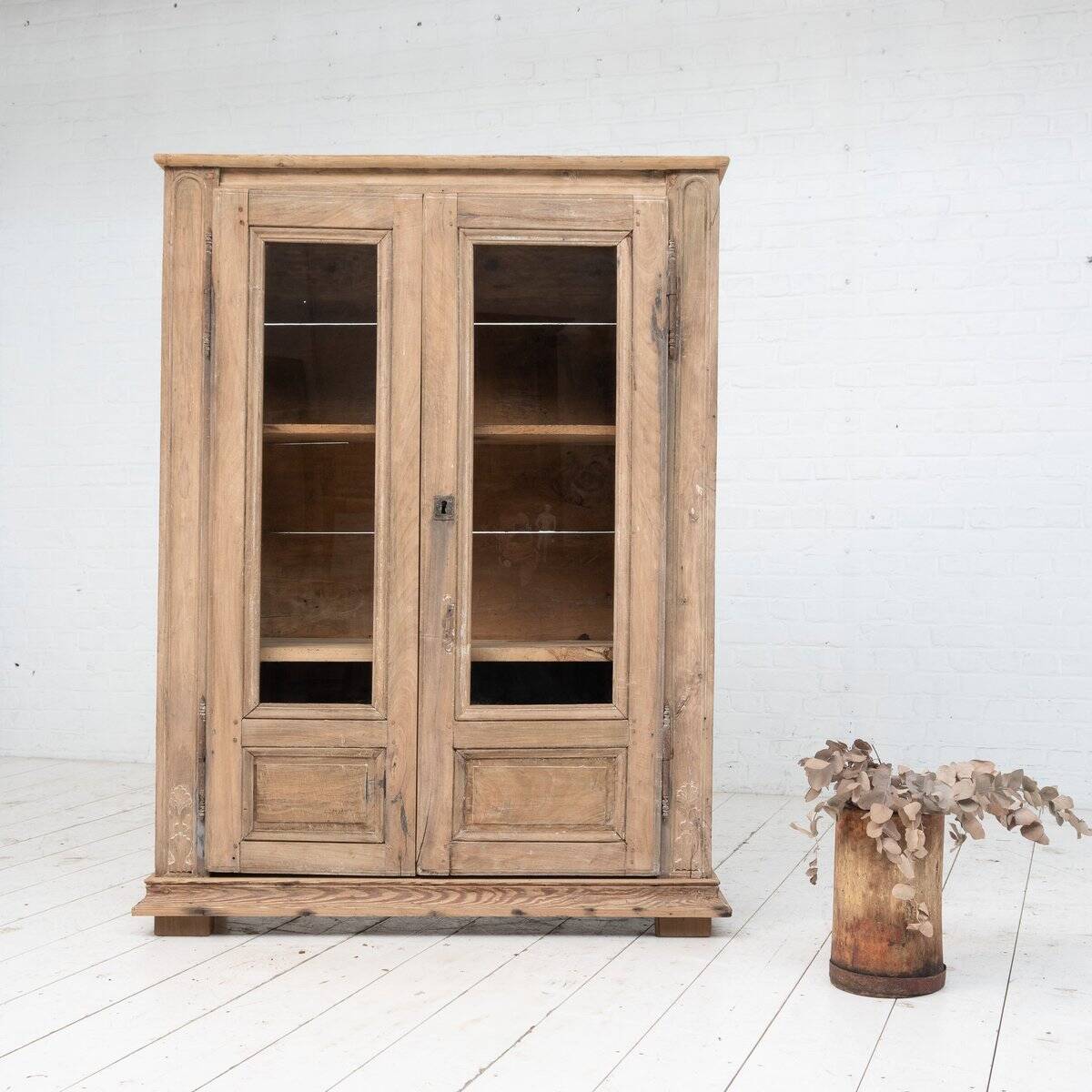Vitrine en noyer à deux portes, 1880