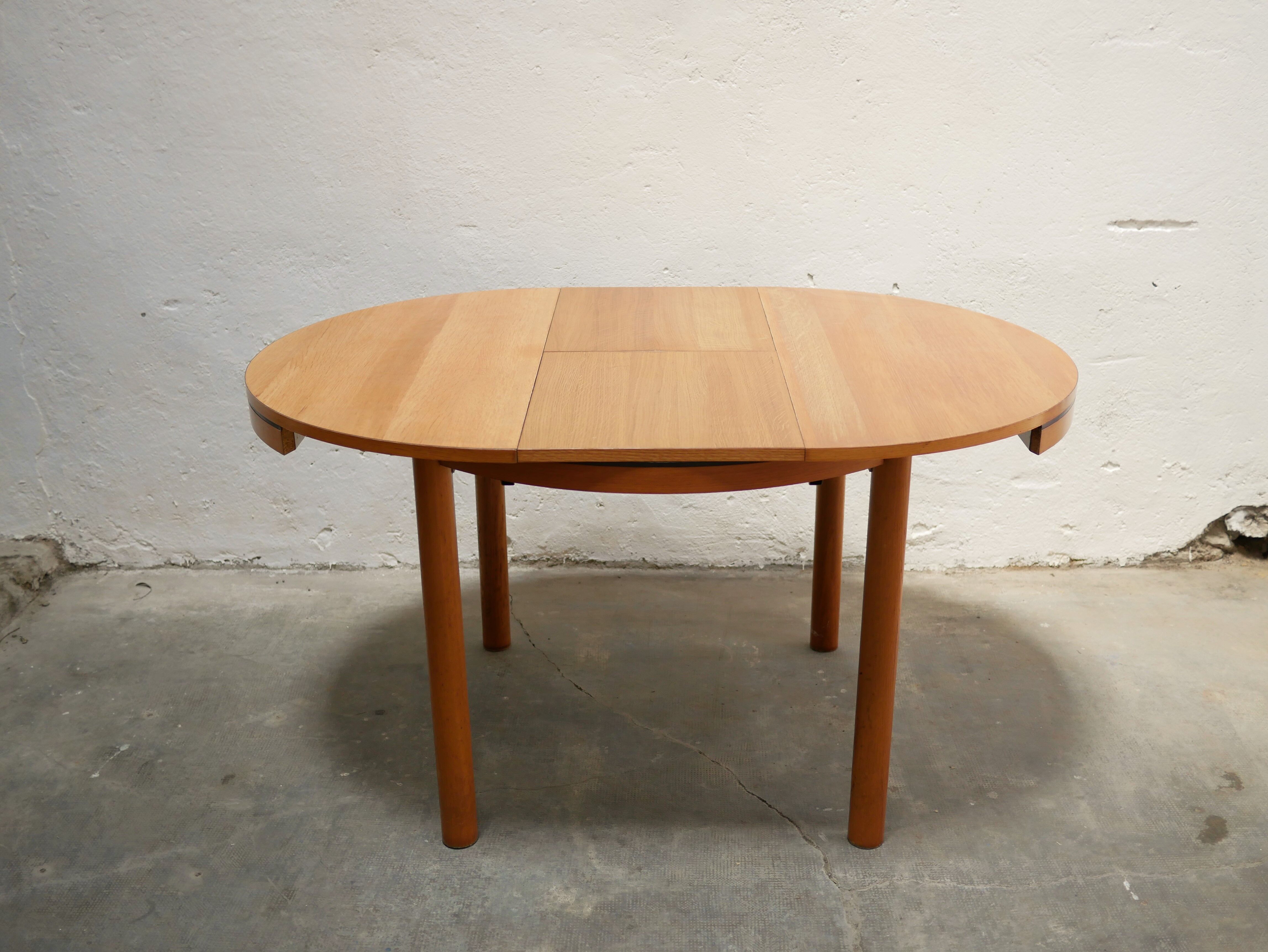 Vintage stretchy dining table