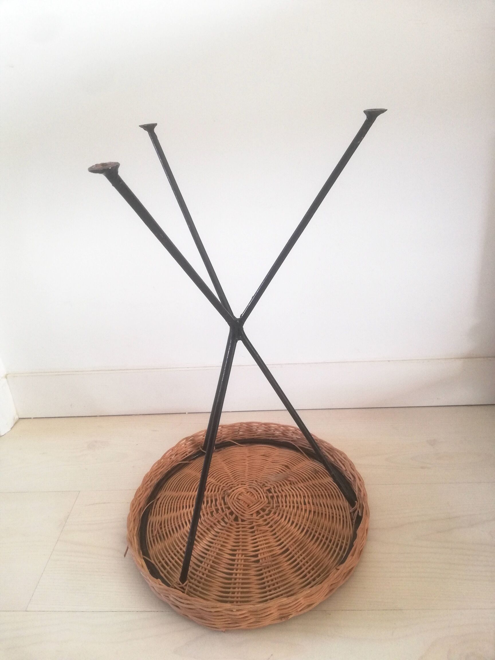 Door plant coffee table tripod in rattan
