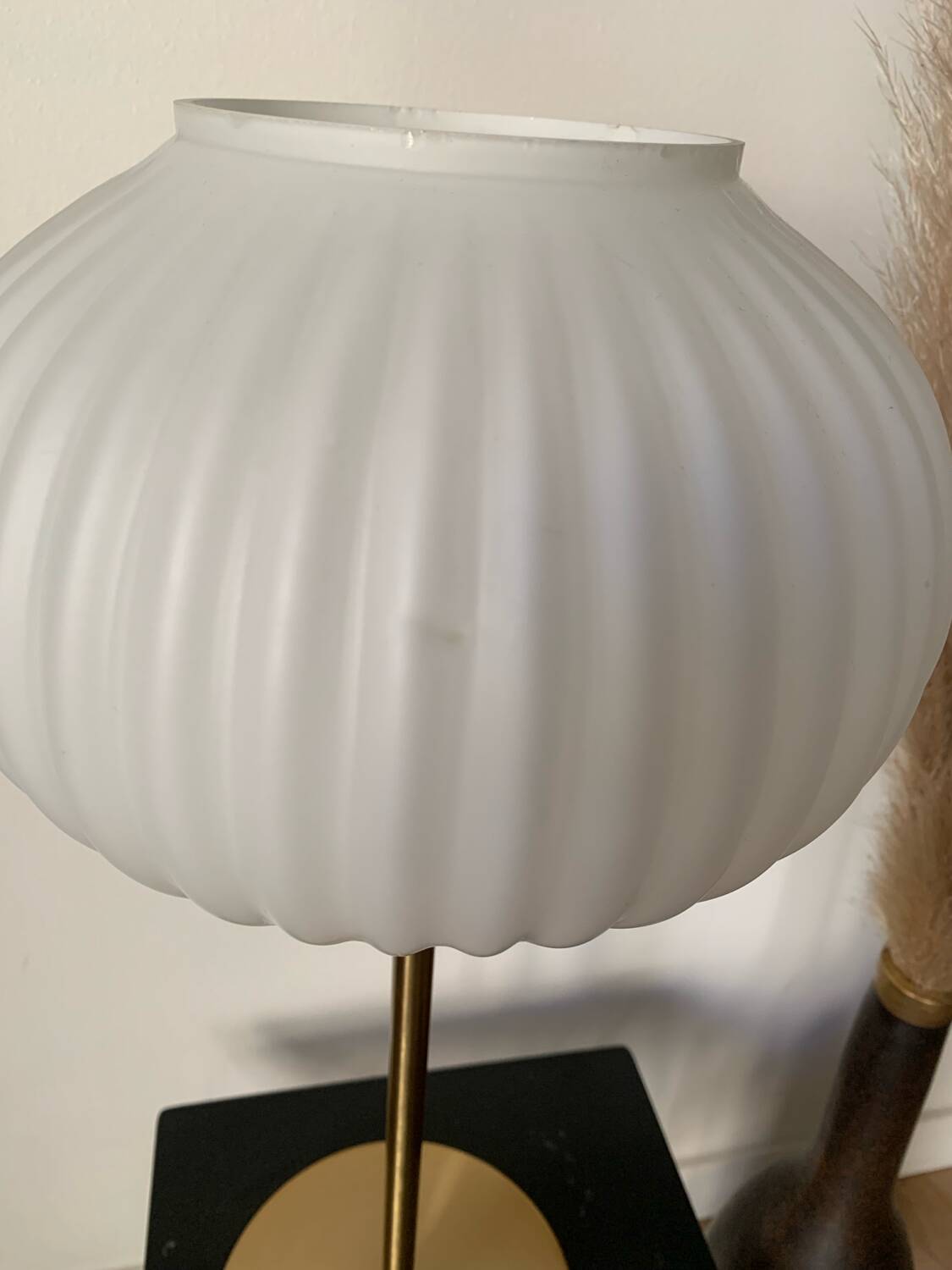 Lampe de table à poser avec un globe strié blanc, style origami et un pied doré