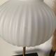 Lampe de table à poser avec un globe strié blanc, style origami et un pied doré