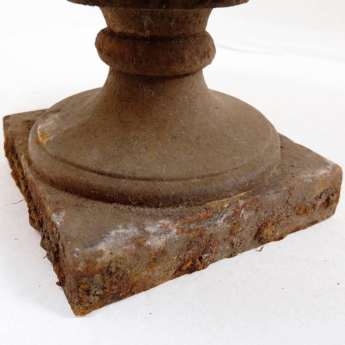 Pair of Medici cast iron planters - Late 19th century