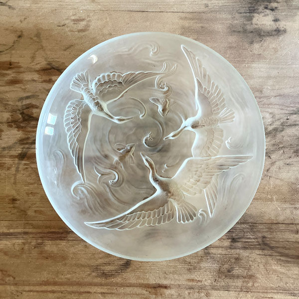 Large bird cup in frosted Art Deco glass, signed Verlys France