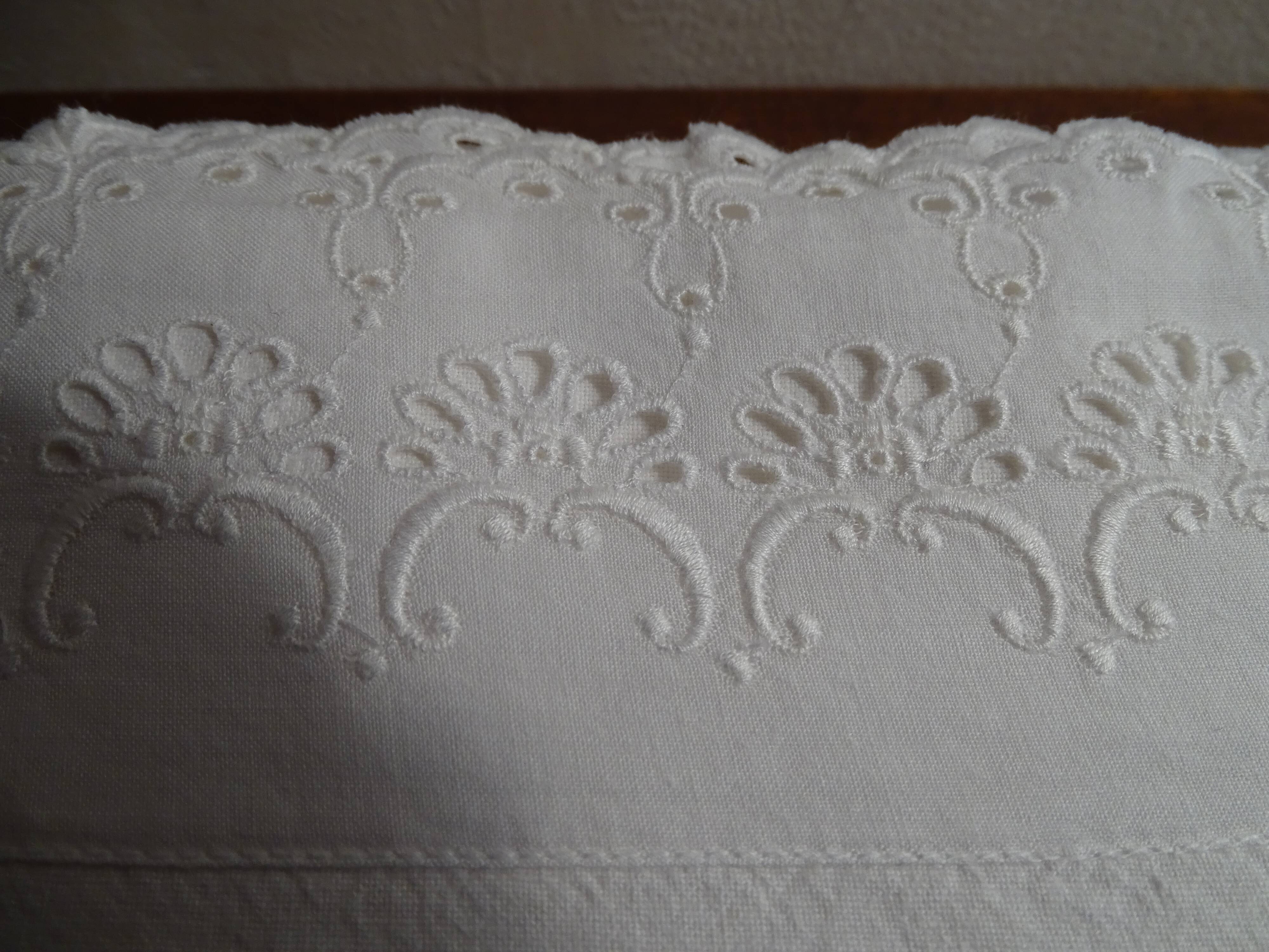 2 old embroidered pillowcases in cotton.