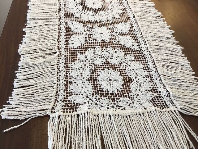 Old napperon in knotted and hand-embroidered fillet