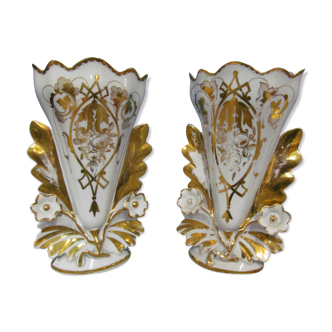 Paire de vases de fleurs de mariage en porcelaine de paris vieux de la fin du 19ème siècle, france