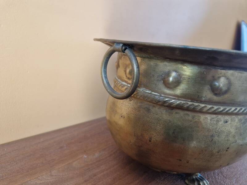 Important copper or brass planter from the 19th century with lion's paws.