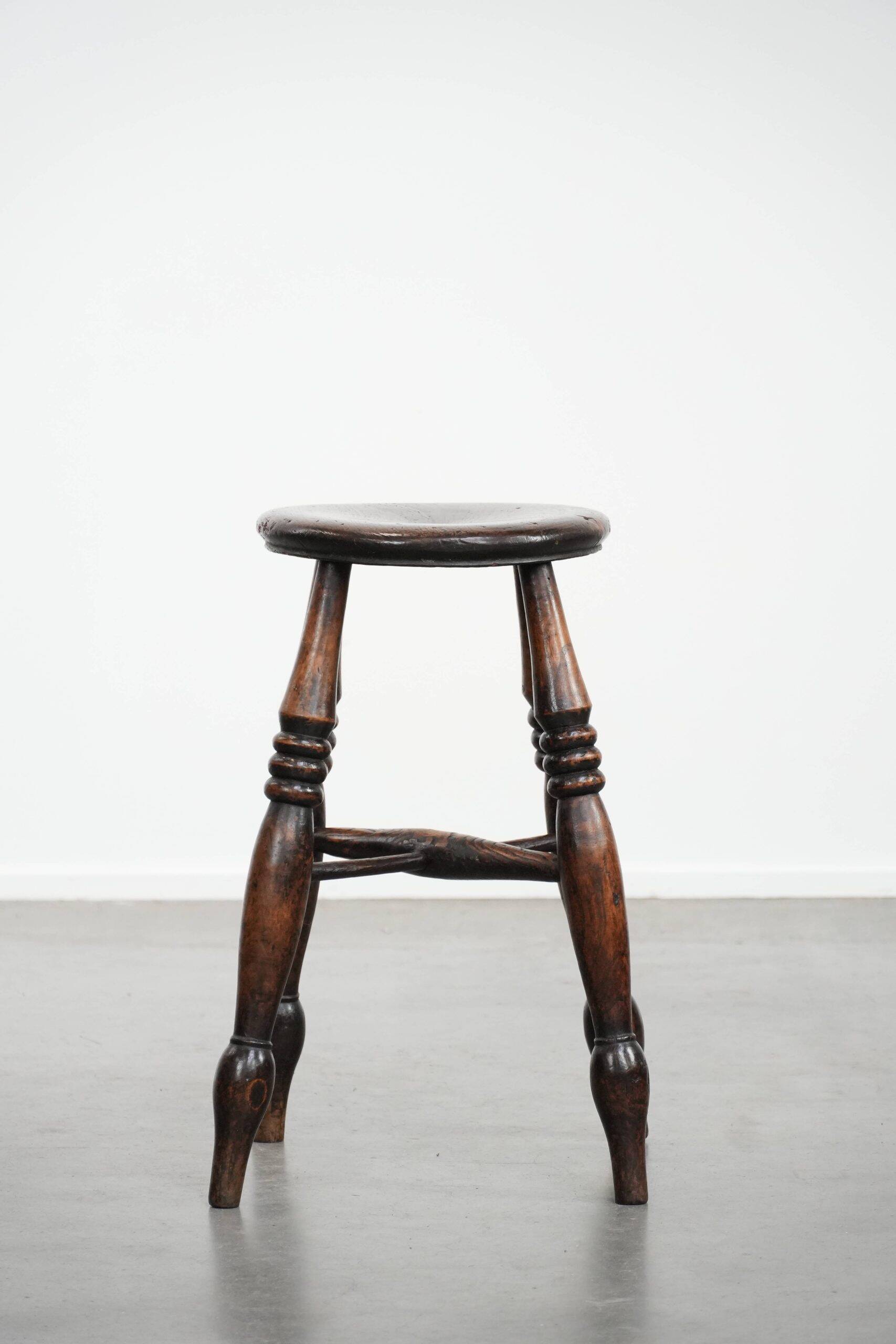 Tabouret Windsor anglais ancien du XVIIIe siècle avec une superbe patine.
