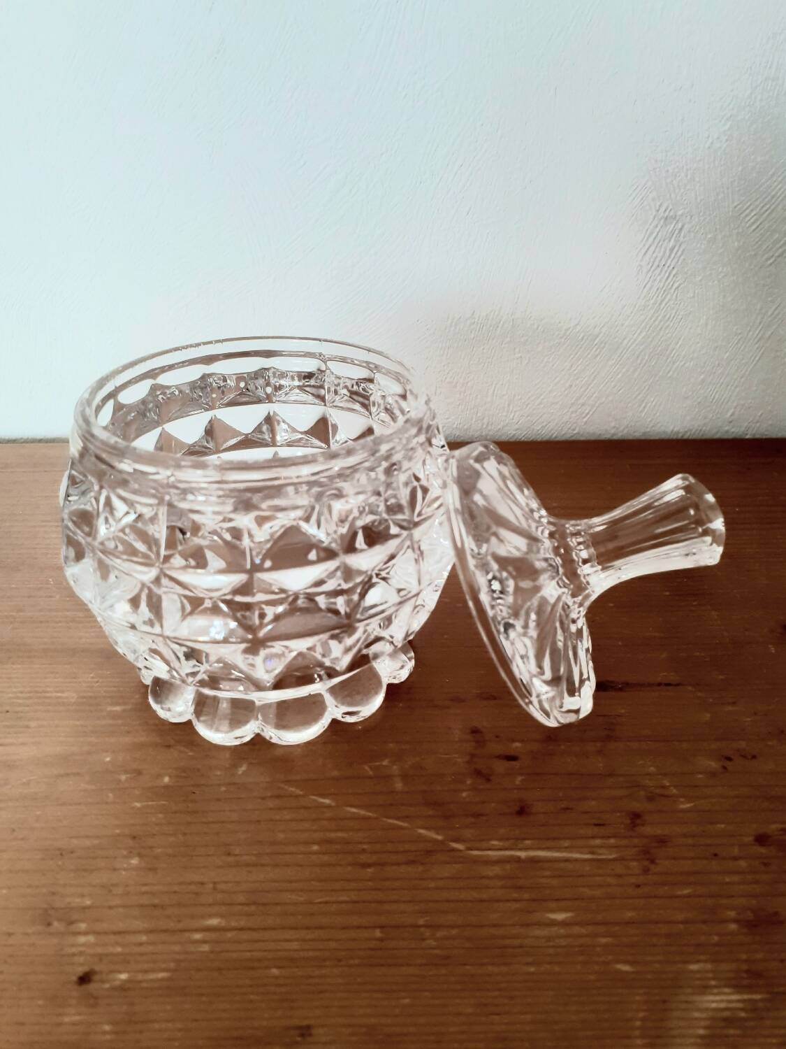 Small pot with chiseled crystal lid